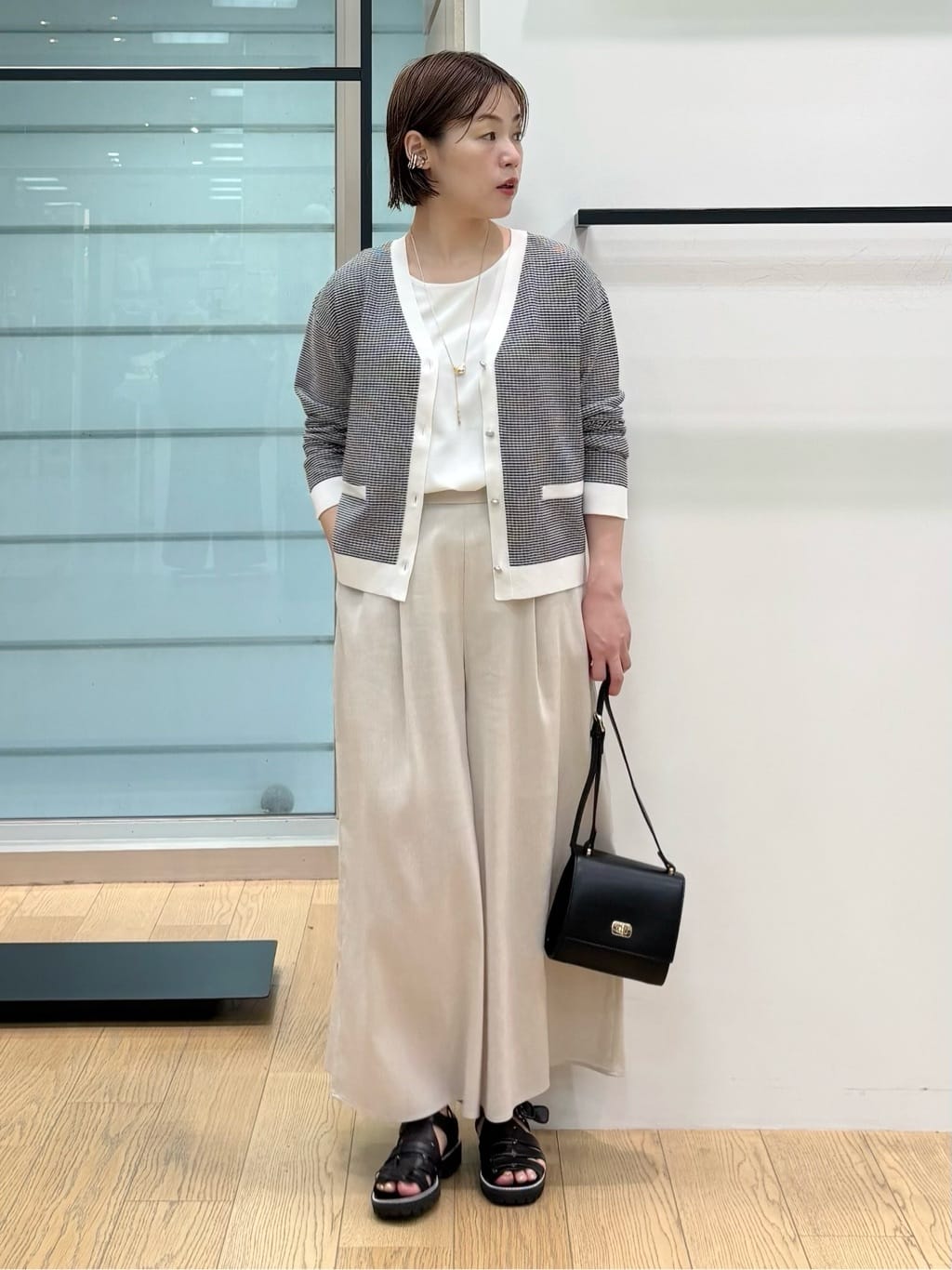 asamiさんの「INDIVI｜【洗える／清涼感◎】ワイドフレアパンツ／スカーチョ」を使ったコーディネート