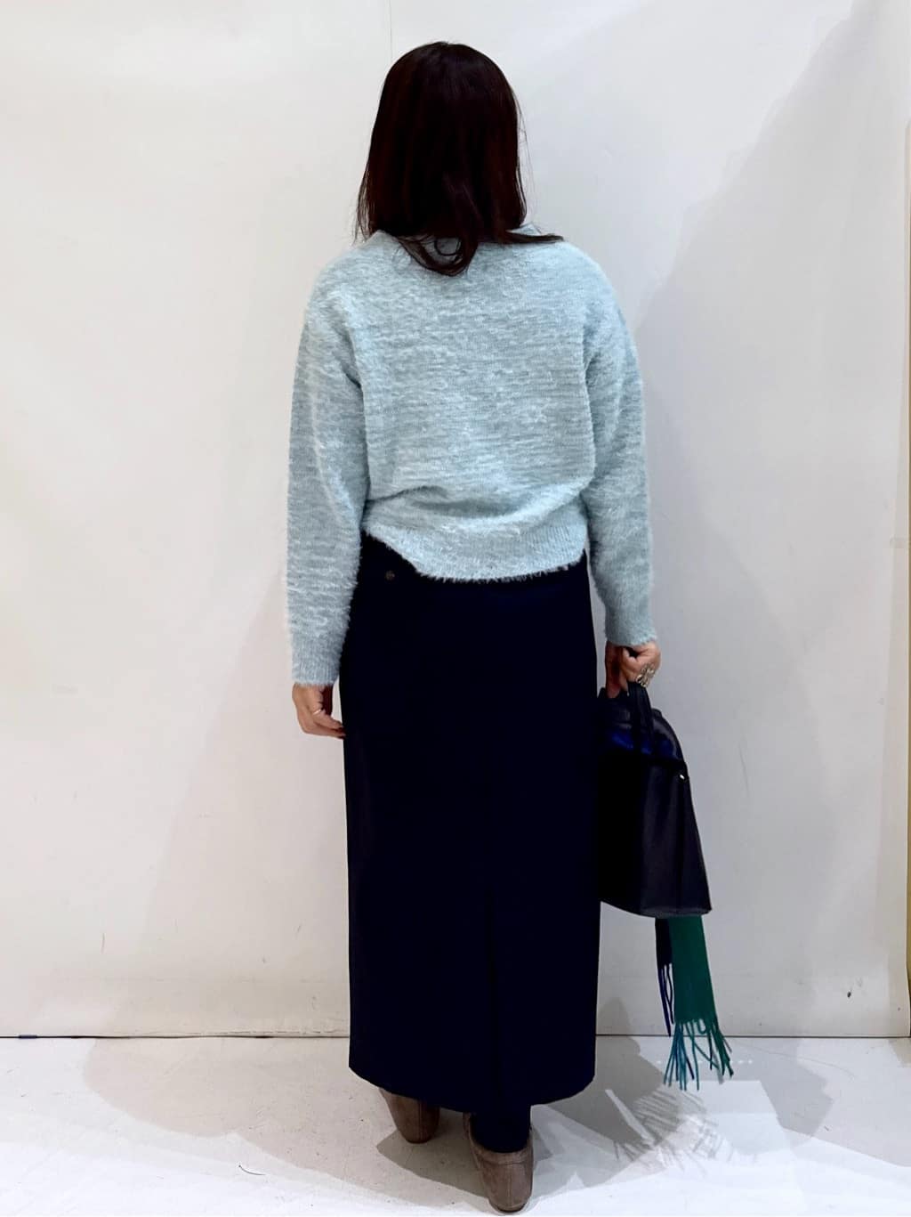 nakkoさんの「OPAQUE.CLIP｜スパンコールフェザーVネックニット【洗濯機OK】」を使ったコーディネート