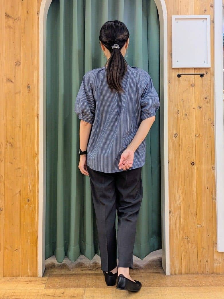 ショーコラさんの「SHOO･LA･RUE｜【S-LL/洗濯後しわになりにくい】ランタンスリーブで女性らしく 5分袖スキッパーブラウス」を使ったコーディネート