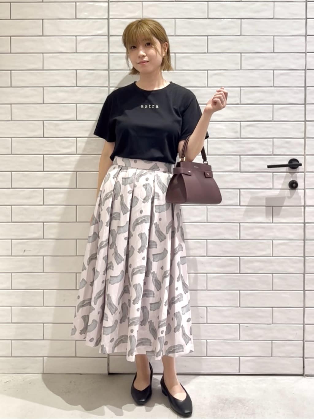 しおりさんの「OPAQUE.CLIP｜メタリック刺繍ロゴTシャツ【接触冷感／洗濯機洗い可】」を使ったコーディネート