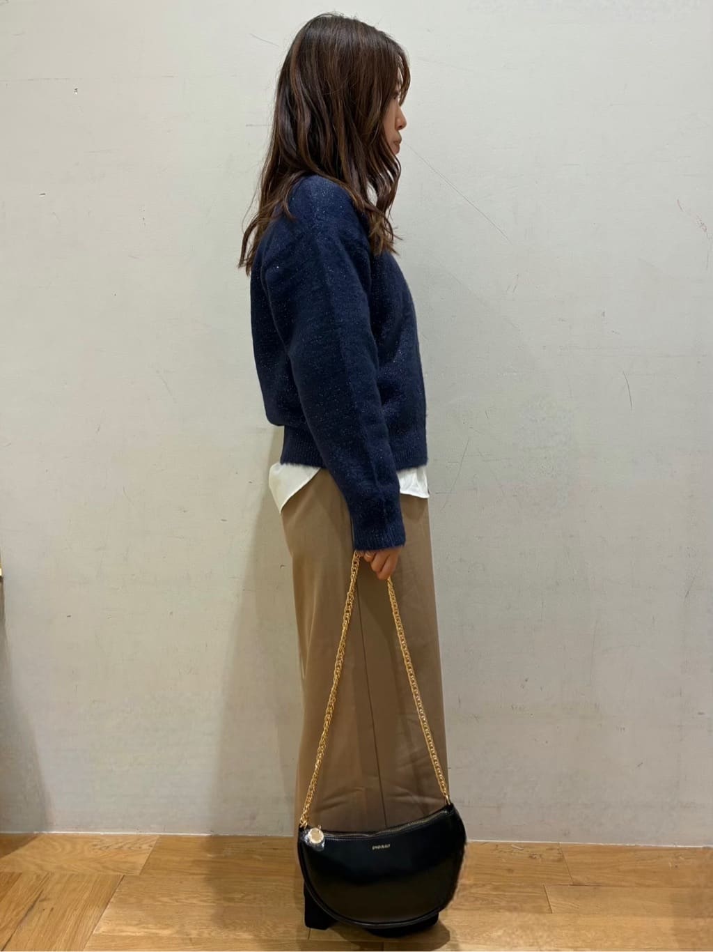 kurumiさんの「OPAQUE.CLIP｜スパンコールフェザーVネックニット【洗濯機OK】」を使ったコーディネート