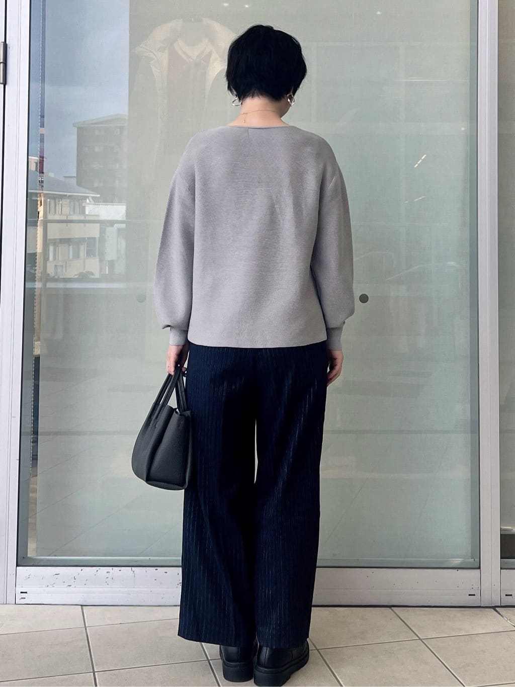 yo-koさんの「OPAQUE.CLIP｜ラメガーターボートネックニット【洗濯機OK】」を使ったコーディネート