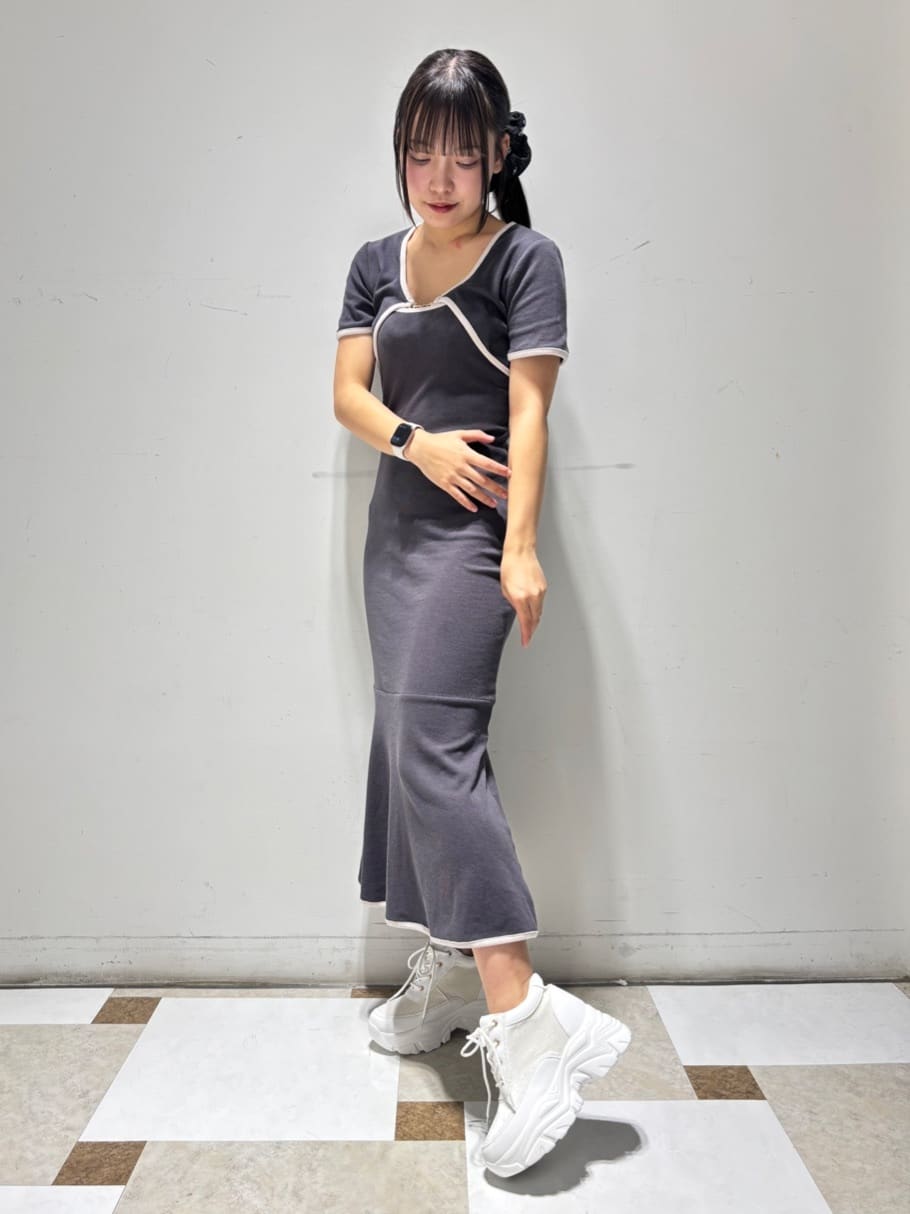 せらら⭐️さんの「ESPERANZA｜ベルベットラメスニーカー」を使ったコーディネート