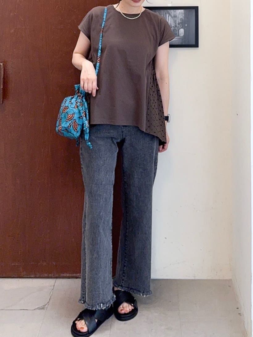 𝐇𝐢𝐫𝐨𝐦𝐢さんの「SHOO･LA･RUE｜【S-LL/裏ひんやり/ストレッチ】ワイドストレートデニムパンツ」を使ったコーディネート