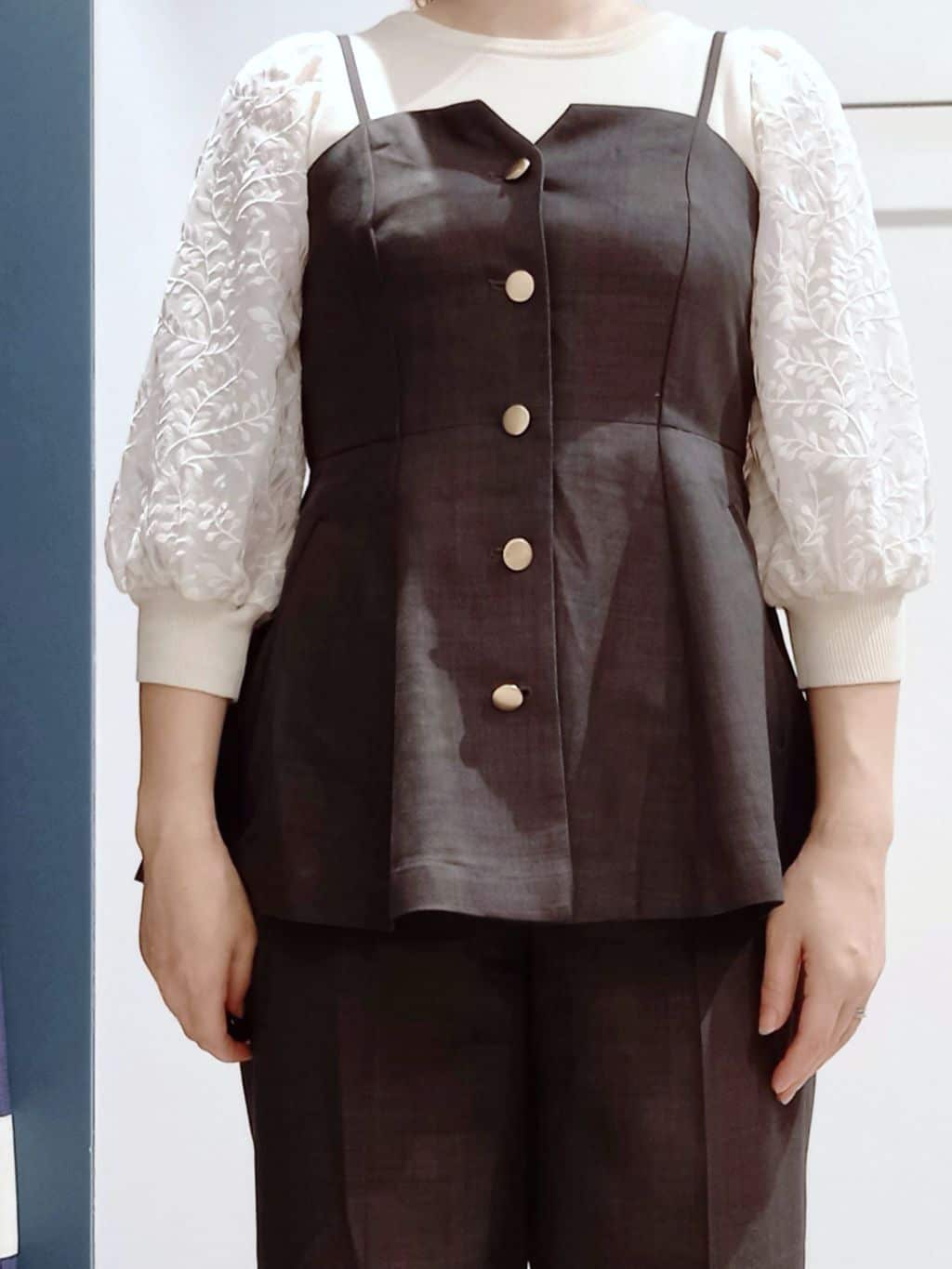 miiさんの「grove｜【二の腕カバー】繊細さと上品さをまとう袖刺繍プルオーバーニット」を使ったコーディネート