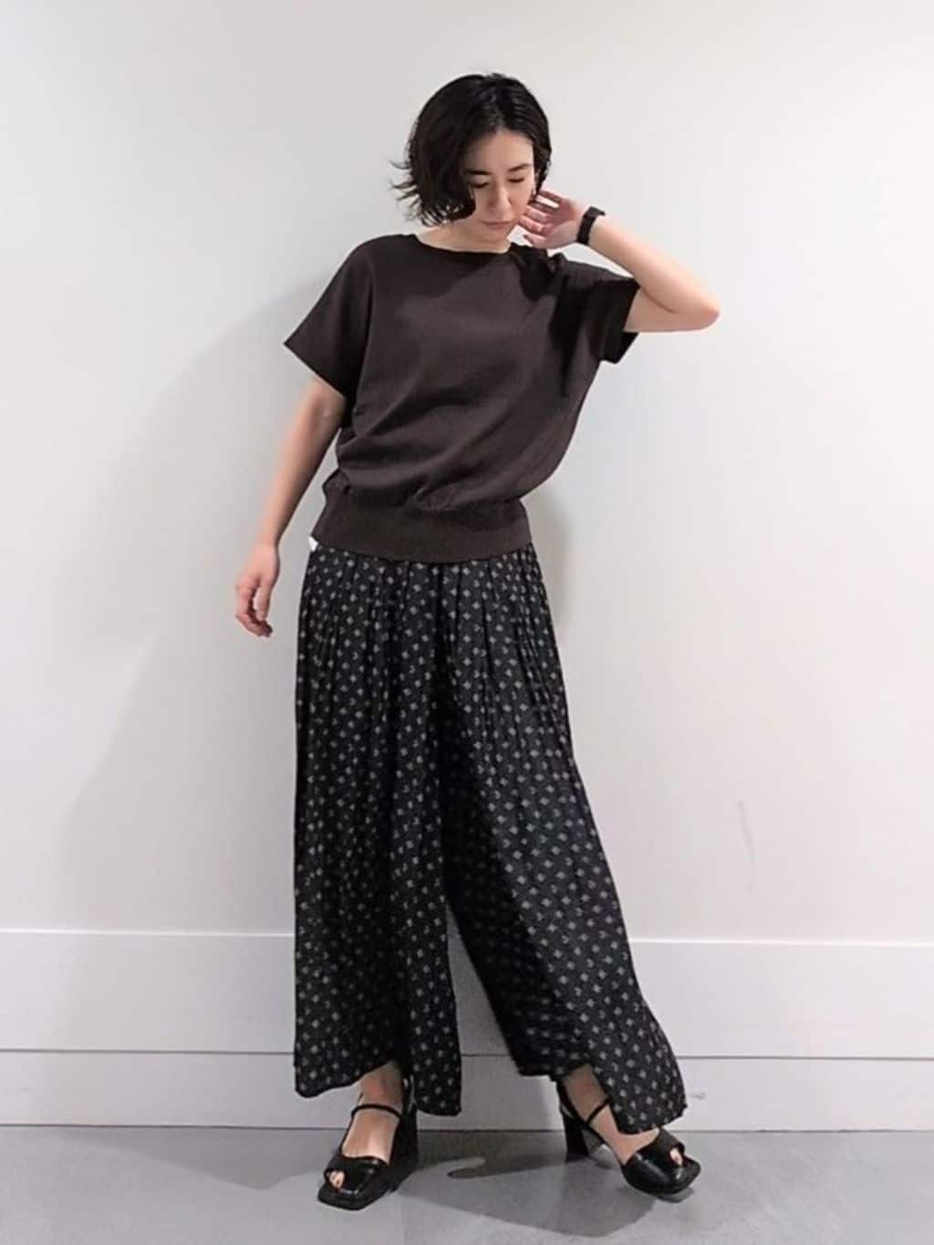 ミズタさんの「UNTITLED｜【洗える/前後2WAY】ネックプルオーバーニット」を使ったコーディネート
