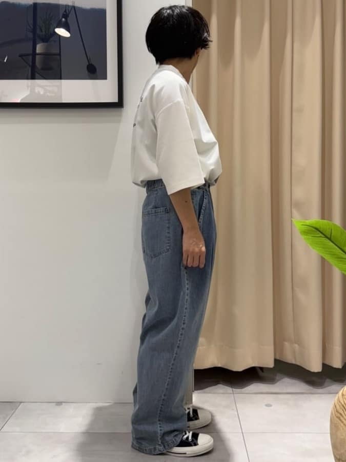 はさんの「THE SHOP TK｜ツータックワイドデニムパンツ」を使ったコーディネート