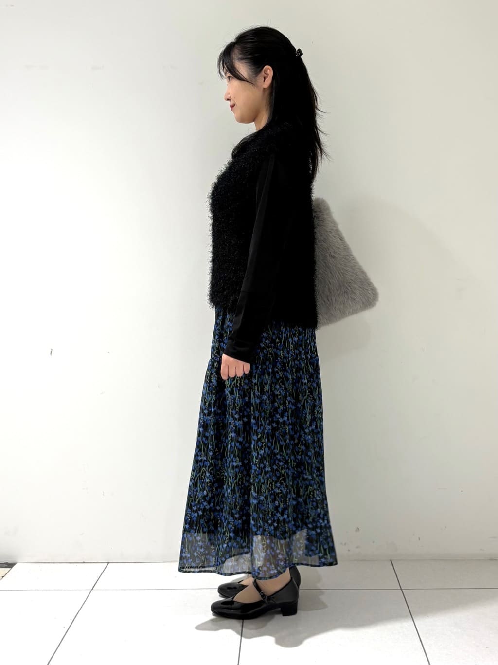 momokoさんの「INDIVI｜【秋映え柄/セットアップ可能】フラワーシフォンスカート」を使ったコーディネート
