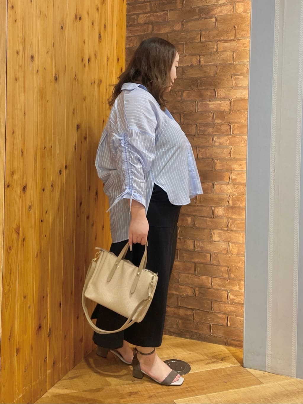 Risaさんの「SHOO･LA･RUE｜【S-LL】程よい透け感 ストライプ柄 お袖ギャザーデザインシャツ」を使ったコーディネート