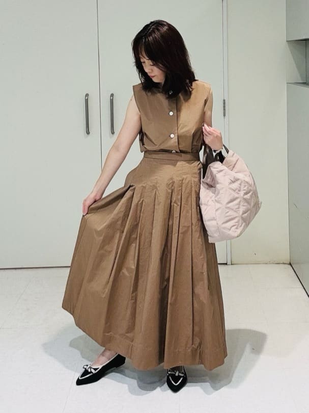 makiさんの「UNTITLED｜【2WAY/セットアップ可/ノースリーブ/前ボタン】ファブリカブラウス」を使ったコーディネート