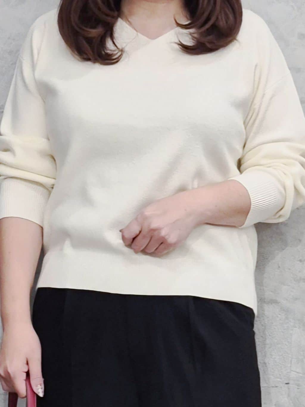 ひさえさんの「THE SHOP TK｜【すっきりシルエットが叶う】大人のためのVネックニット/毛玉になりにくい/静電気防止/洗濯機OK」を使ったコーディネート