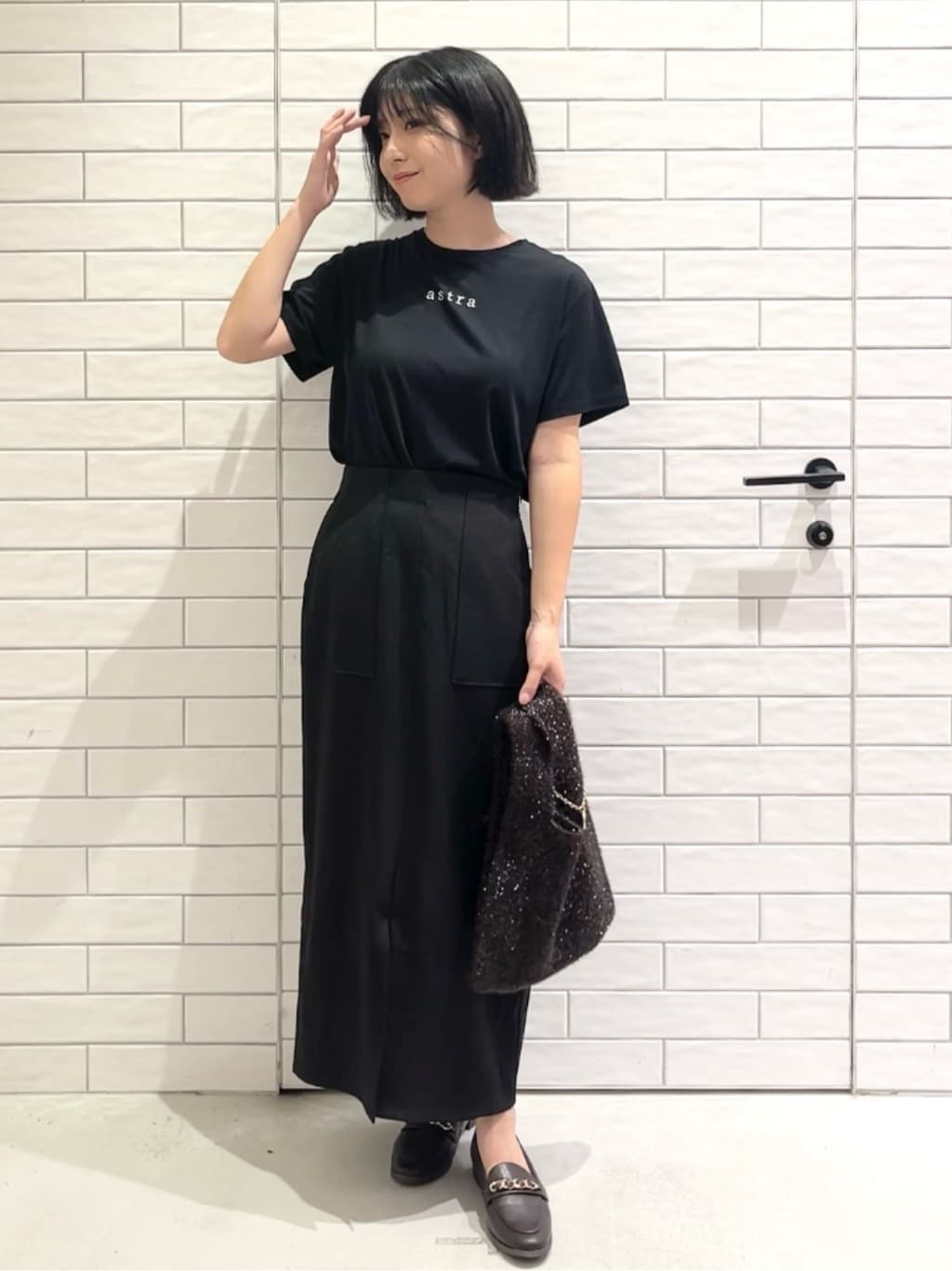 しおりさんの「OPAQUE.CLIP｜メタリック刺繍ロゴTシャツ【接触冷感／洗濯機洗い可】」を使ったコーディネート