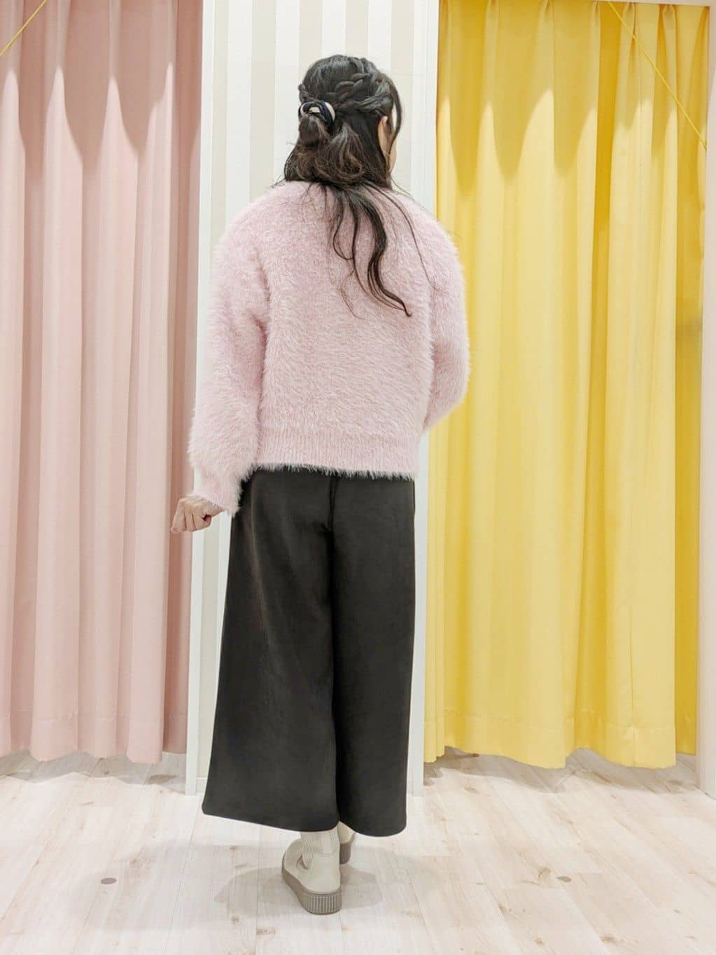 かずみさんの「SHOO･LA･RUE｜フェザーVネックカーディガン」を使ったコーディネート