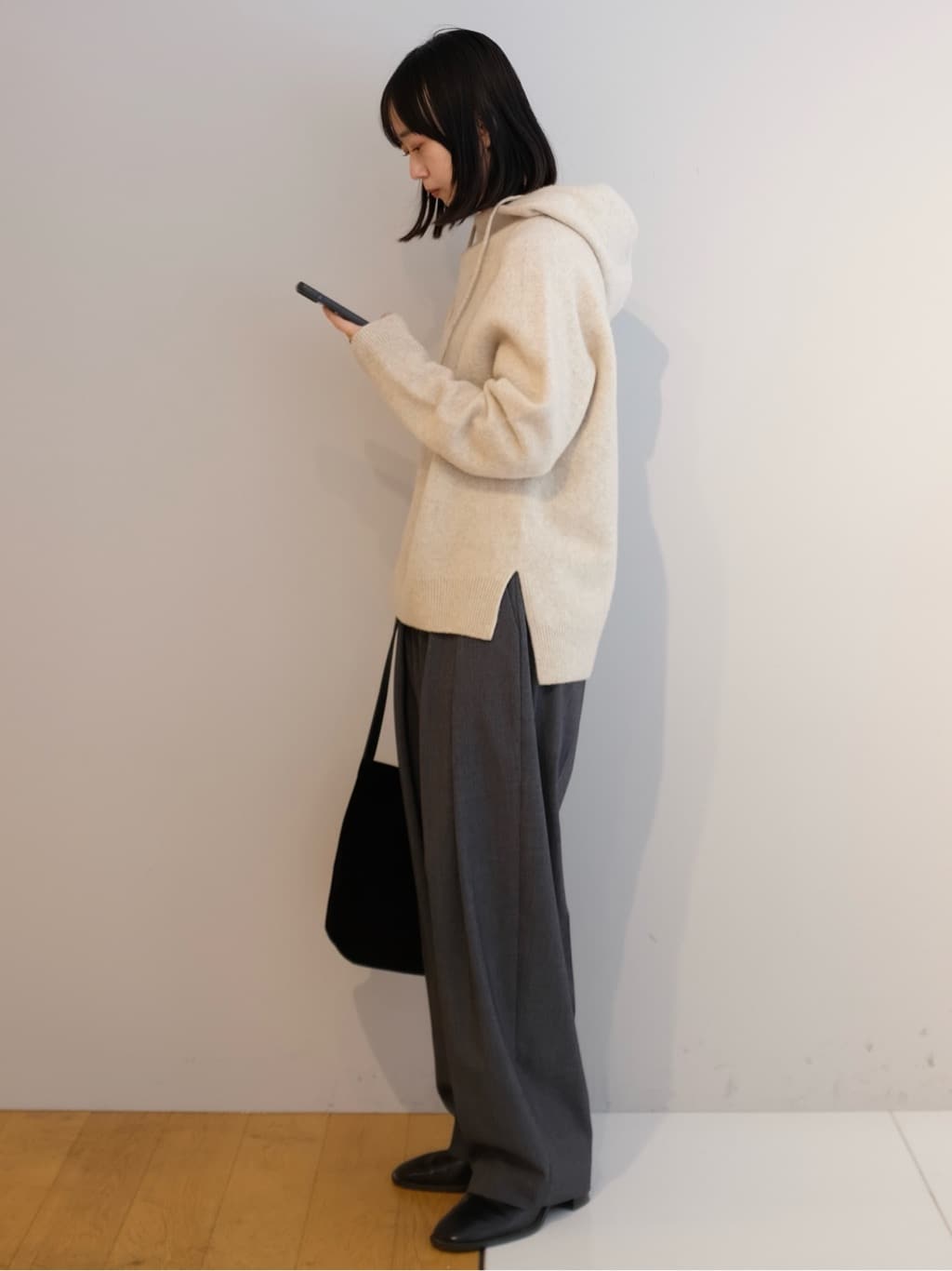 Kishimotoさんの「DRESSTERIOR｜カシミヤブレンドフードニット」を使ったコーディネート