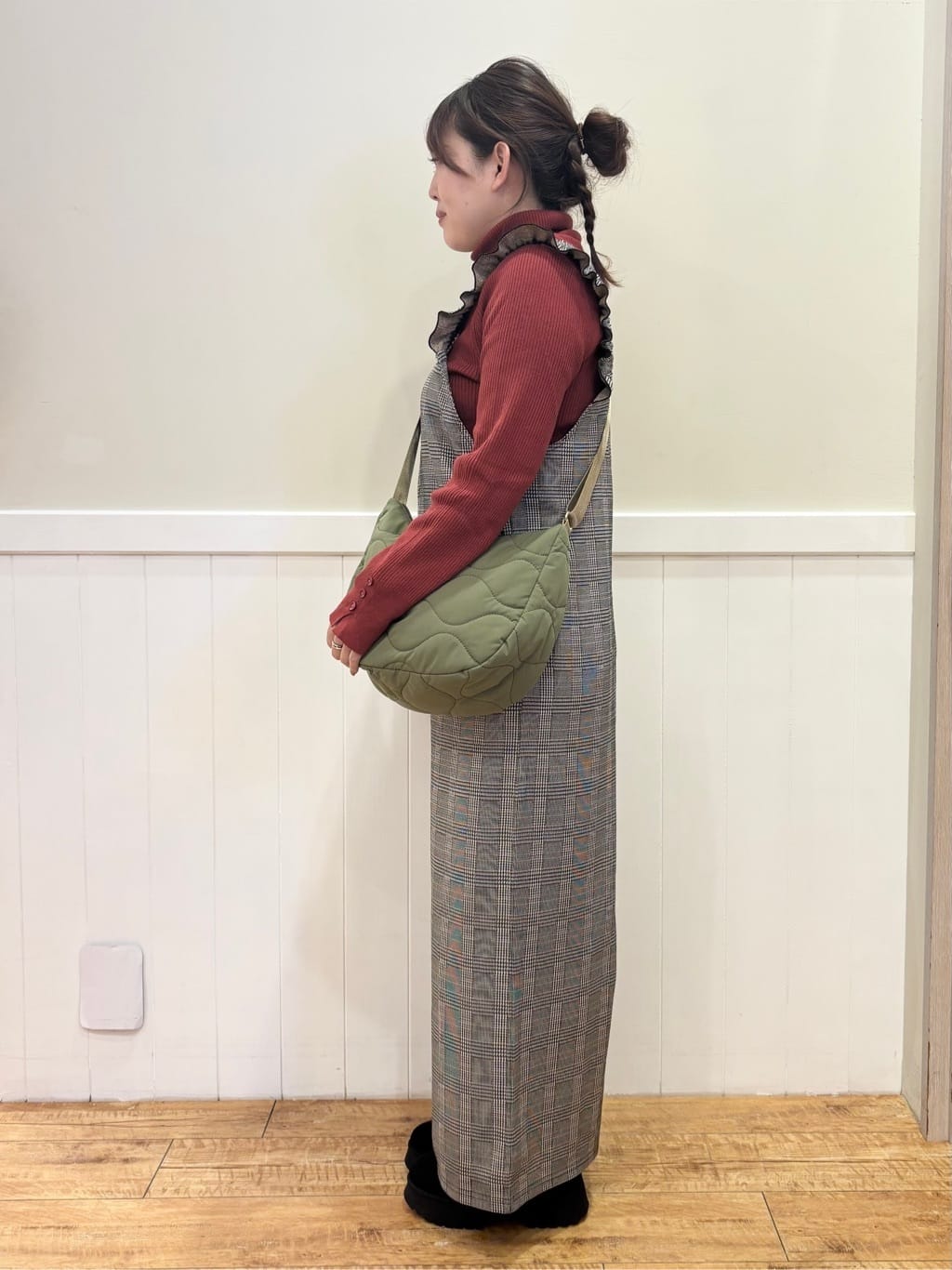 ハチさんの「SHOO･LA･RUE｜【あったか】大人のための チェック柄フリルサロペット」を使ったコーディネート