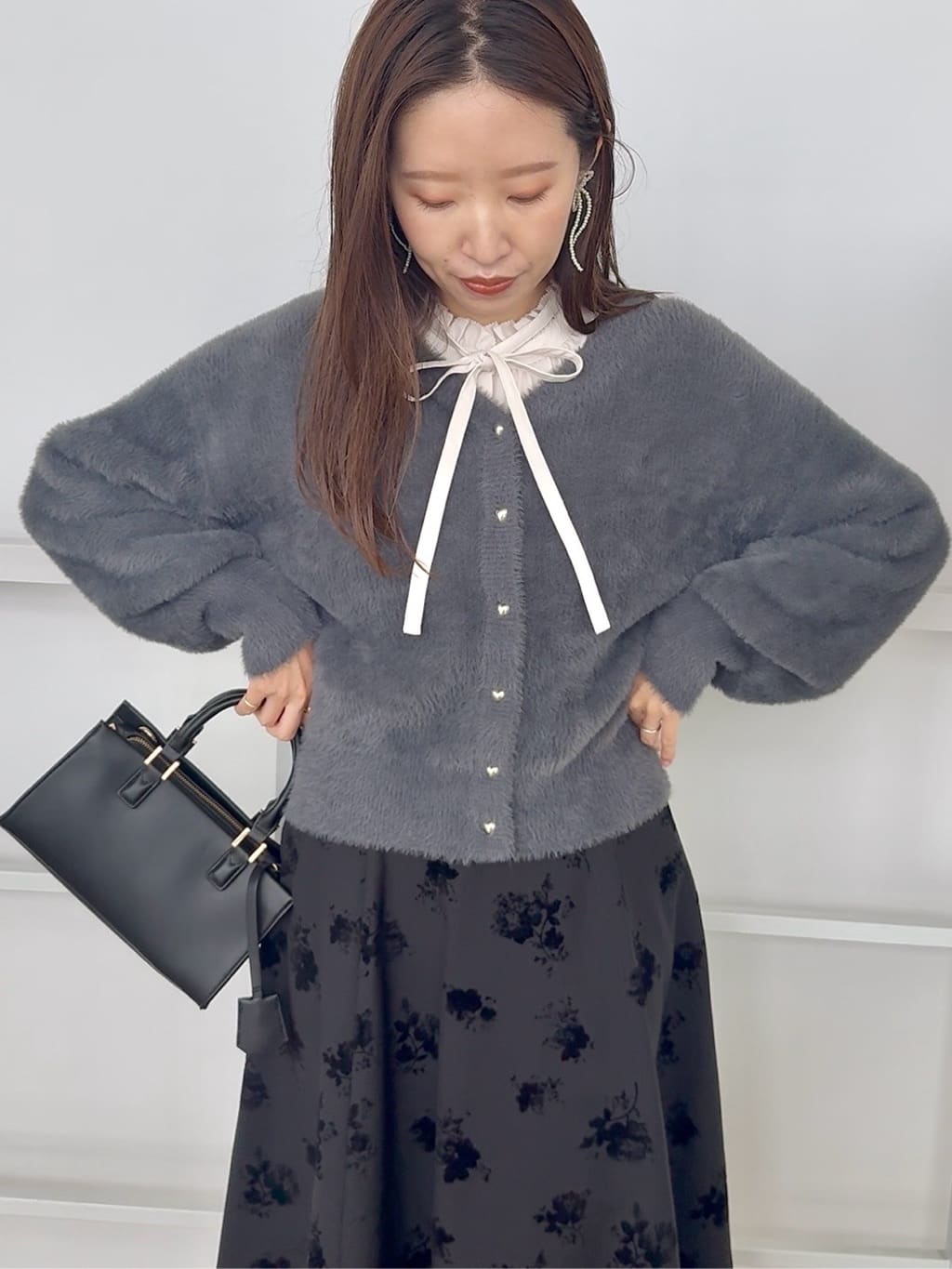 teiさんの「Couture brooch｜【ふわふわ/前後2WAY】フェザーカーディトップス」を使ったコーディネート