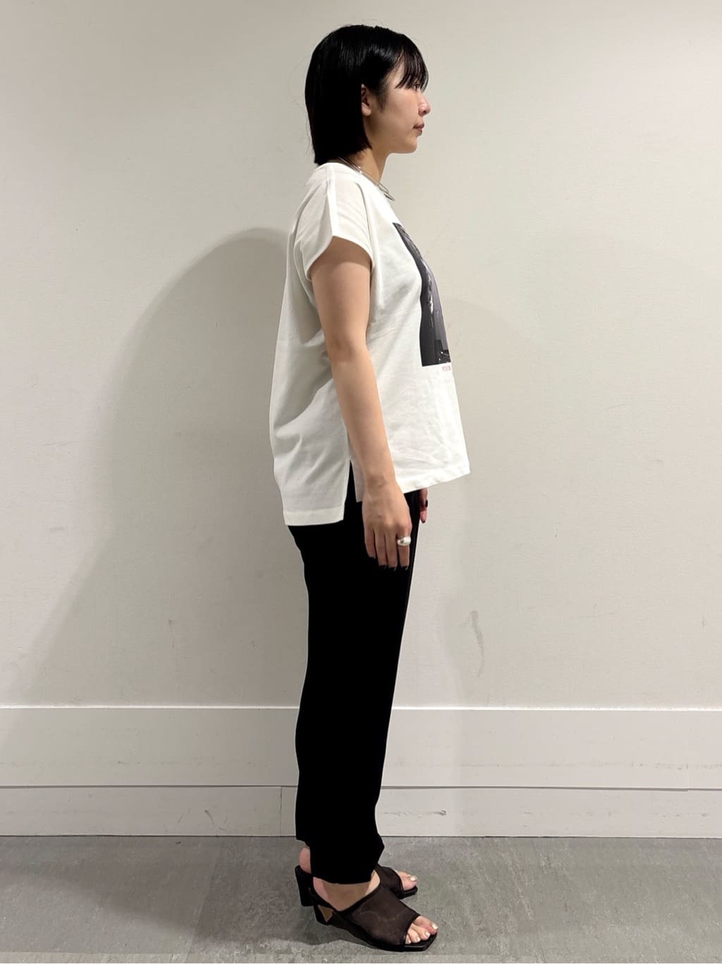モエカさんの「UNTITLED｜【吸水速乾/ウエストゴム】バックサテン ジョグパンツ」を使ったコーディネート