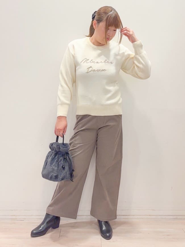naoさんの「SHOO･LA･RUE｜【洗濯機可/ちくちくしにくい】大人のための スウェットライク刺繍ロゴニット」を使ったコーディネート