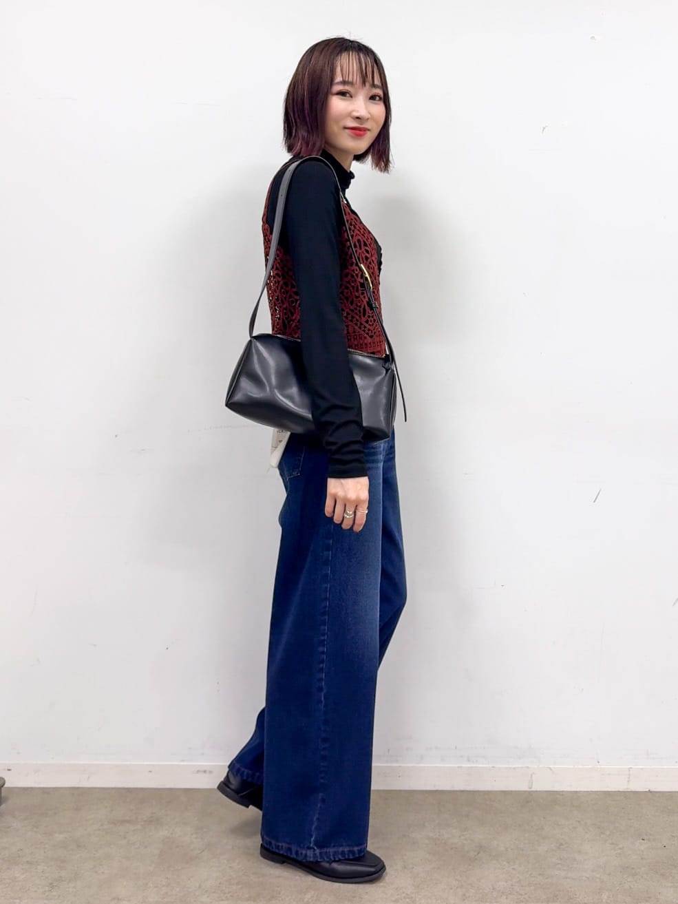 𝐜𝐡𝐢𝐤𝐚さんの「SHOO･LA･RUE｜【2点セット/ひんやり】レースビスチェ＋Tシャツ」を使ったコーディネート