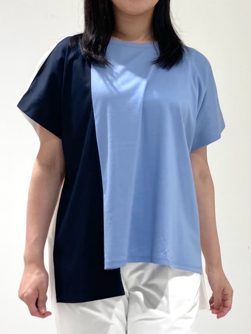 momokoさんの「INDIVI｜【洗える／汗ジミ防止】バイカラー＆アシメヘム Tシャツ」を使ったコーディネート
