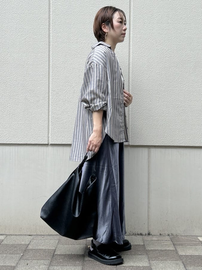 ga_riさんの「THE SHOP TK｜【後ろ姿もサマになる】ストライプ バックシャーリングシャツ/体型カバー/洗える」を使ったコーディネート