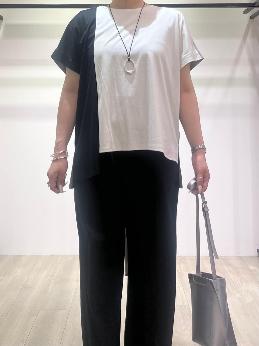 hasuさんの「INDIVI｜【洗える／汗ジミ防止】バイカラー＆アシメヘム Tシャツ」を使ったコーディネート