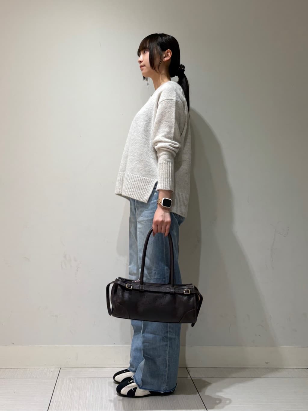 やなぎさんの「DRESSTERIOR｜センタープレス ワイドストレートデニム」を使ったコーディネート