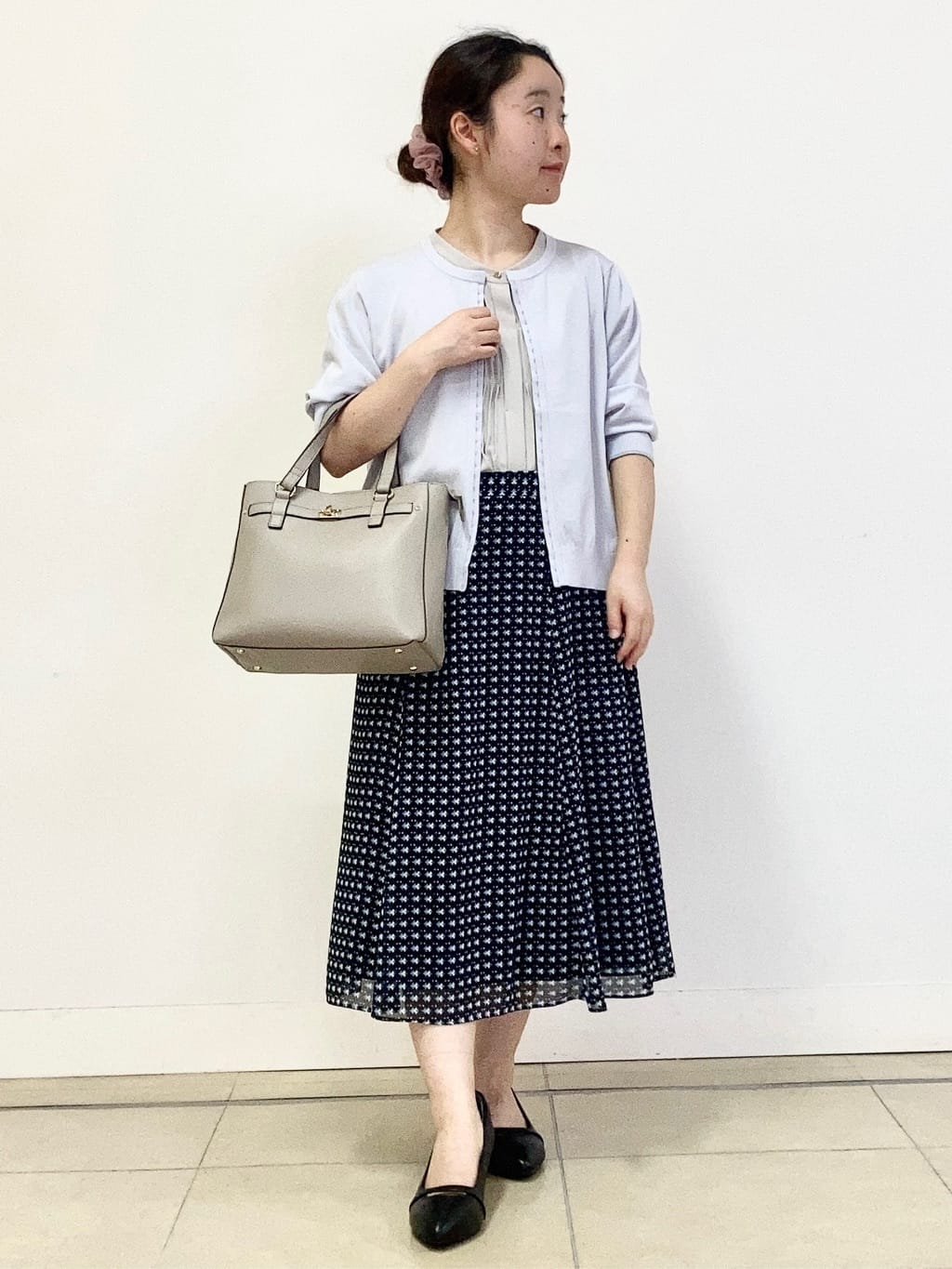 tomominさんの「Reflect｜【インナーに◎／すっきり見え！長め丈】タックデティールブラウス」を使ったコーディネート