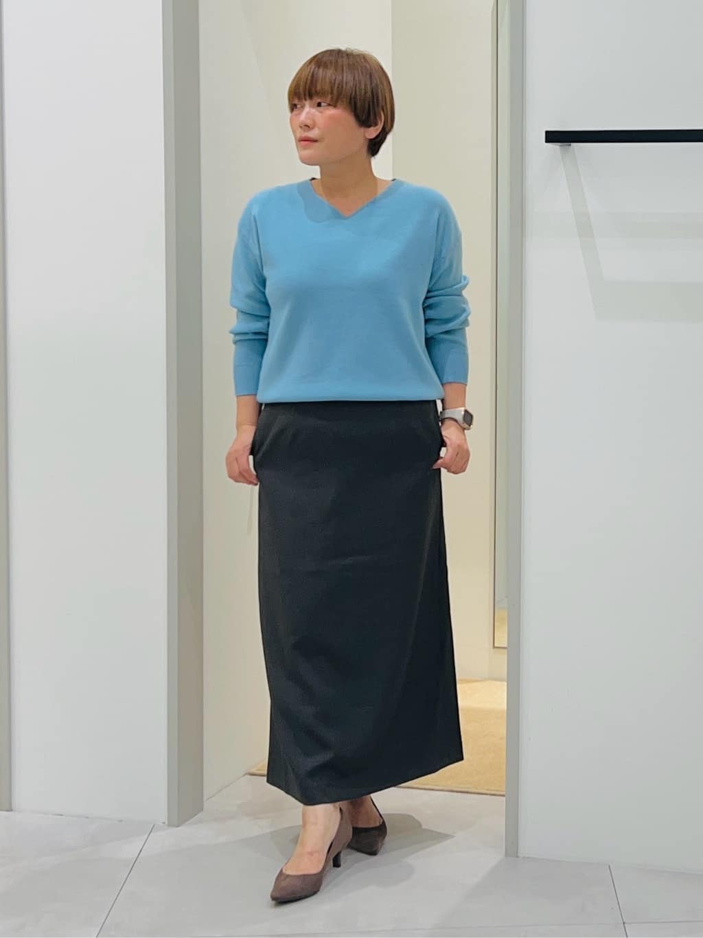 タナさんの「THE SHOP TK｜【すっきりシルエットが叶う】大人のためのVネックニット/毛玉になりにくい/静電気防止/洗濯機OK」を使ったコーディネート
