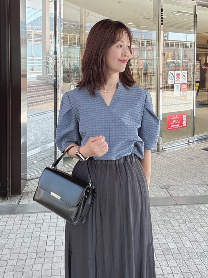 makiさんの「UNTITLED｜【吸水速乾/ストレッチ/Vネック】フォルムスリーブ ブラウス」を使ったコーディネート