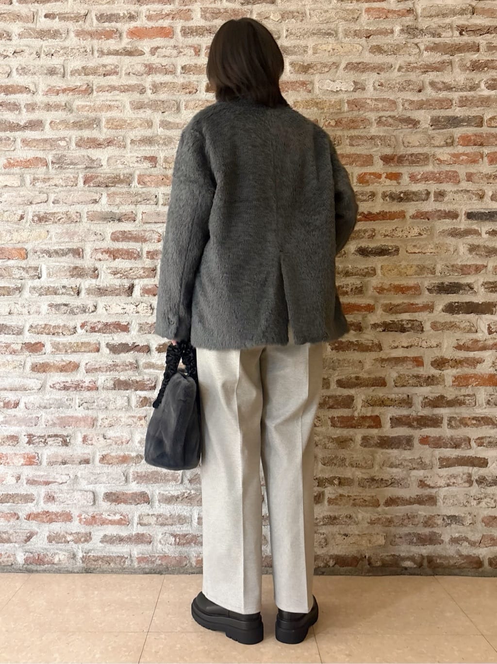 しばさんの「THE SHOP TK｜纏うだけで大人上品 シャギーチェスターハーフコート」を使ったコーディネート