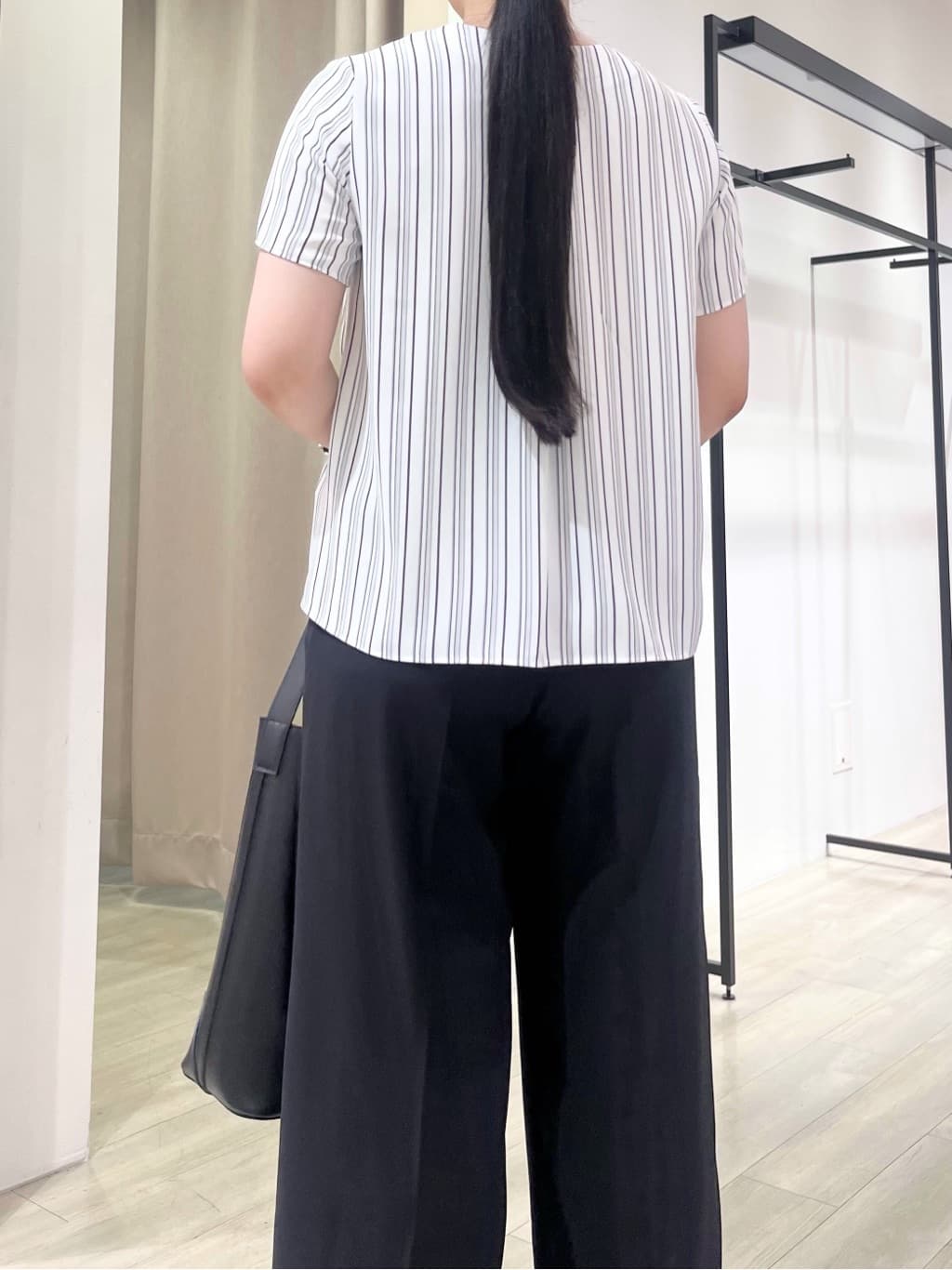 hasuさんの「INDIVI｜【洗える／通勤】無地＆マルチストライプ柄Vネックブラウス」を使ったコーディネート