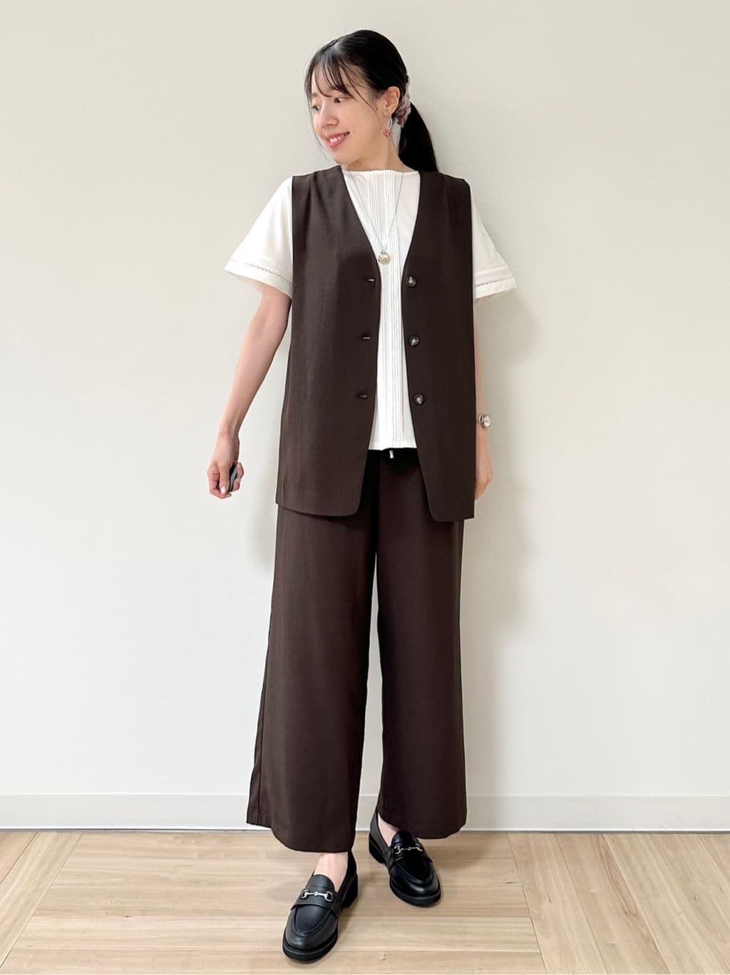 Momoさんの「Reflect｜【ウエスト総ゴム／セットアップ／単品使いOK◎】ベスト＋ストレートパンツセット」を使ったコーディネート