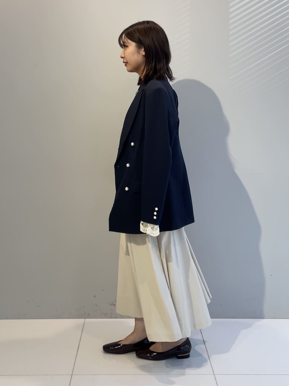 abeさんの「Couture brooch｜【高見え・きれいめ・通勤】レースカフス パール調釦テーラードジャケット」を使ったコーディネート