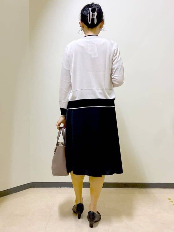  beni_gingerさんの「Reflect｜【WEB先行カラーあり／手洗い可／アンサンブル可】バイカラーカーディガン」を使ったコーディネート