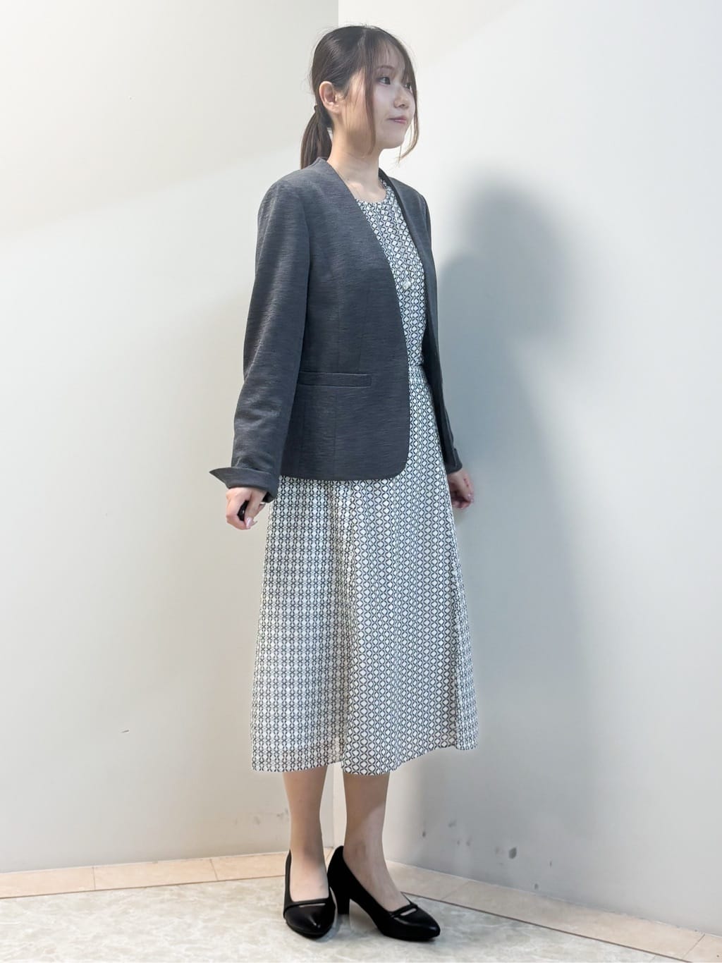 Sawaさんの「Reflect｜【きちんと見え／セットアップ可／通勤におすすめ◎】ペプラムプリントブラウス」を使ったコーディネート