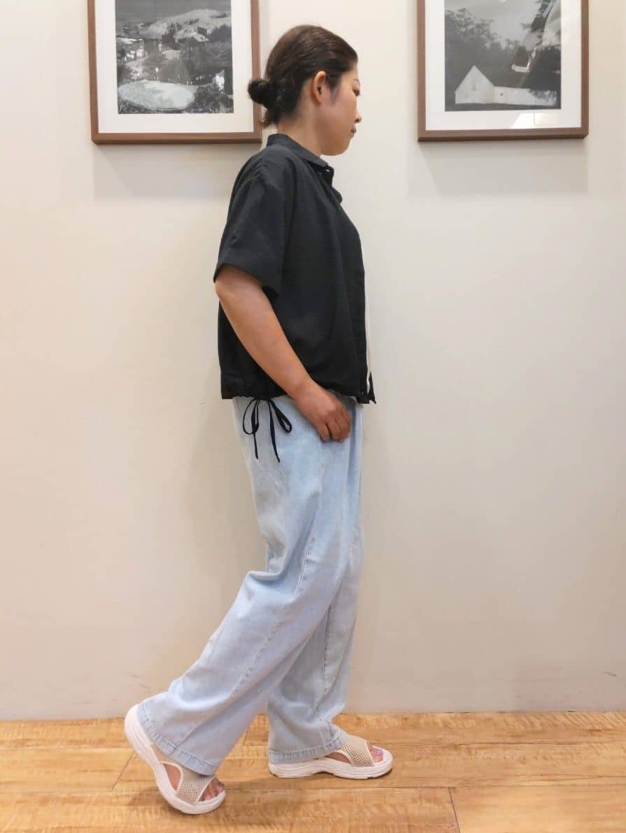 よっこさんの「SHOO･LA･RUE｜シルエット変化を楽しめる シアーチェックドロストシャツ」を使ったコーディネート