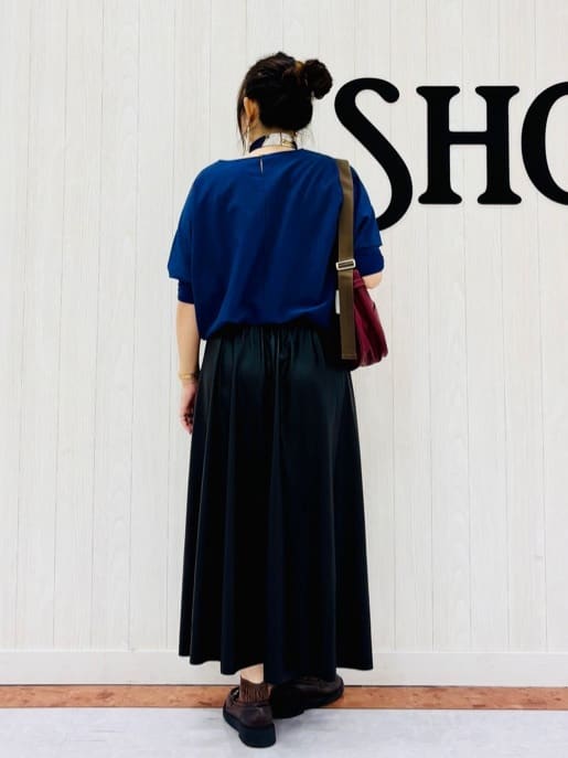 さくみぃさんの「SHOO･LA･RUE｜【S-LL】大人の抜け感 合皮フレアスカート」を使ったコーディネート