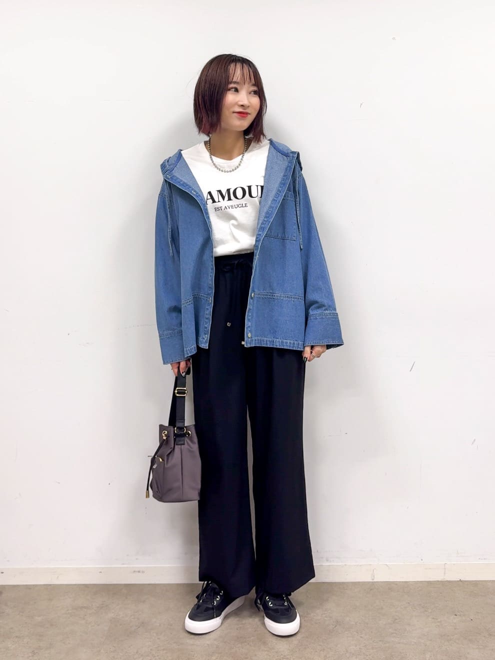 𝐜𝐡𝐢𝐤𝐚さんの「SHOO･LA･RUE｜【S-LL】こなれ感ある着こなしに デニムフーディーブルゾン」を使ったコーディネート