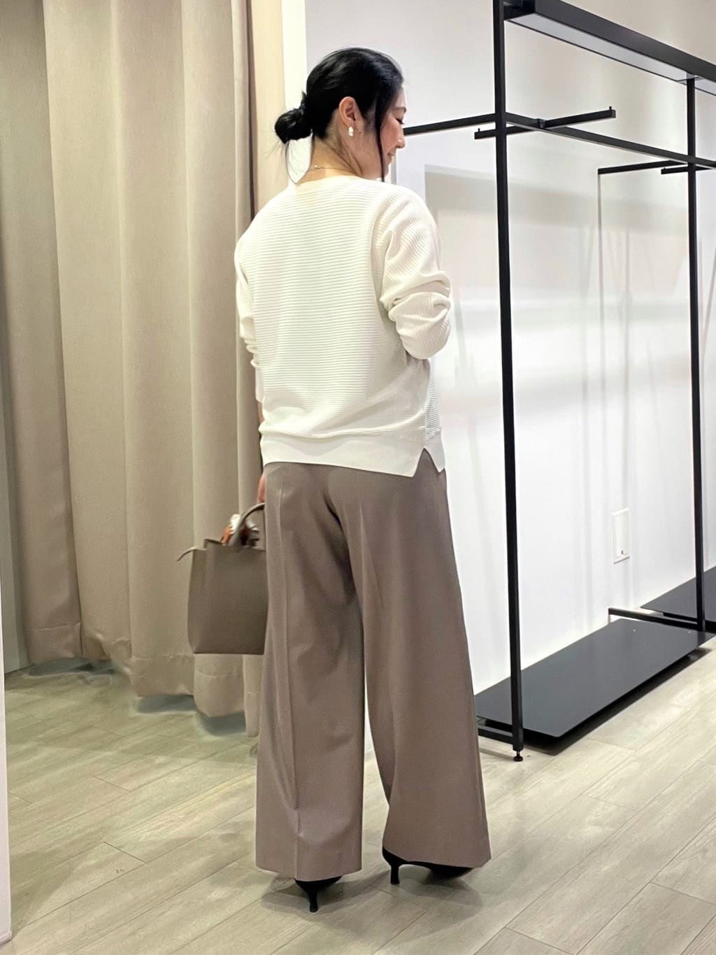 TOMOMIさんの「INDIVI｜【褒められパンツ】ワンタックワイドパンツ」を使ったコーディネート
