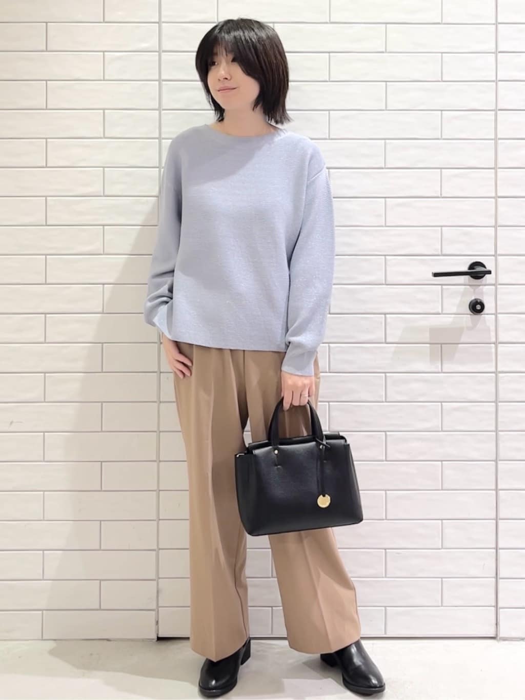 しおりさんの「OPAQUE.CLIP｜ラメガーターボートネックニット【洗濯機OK】」を使ったコーディネート
