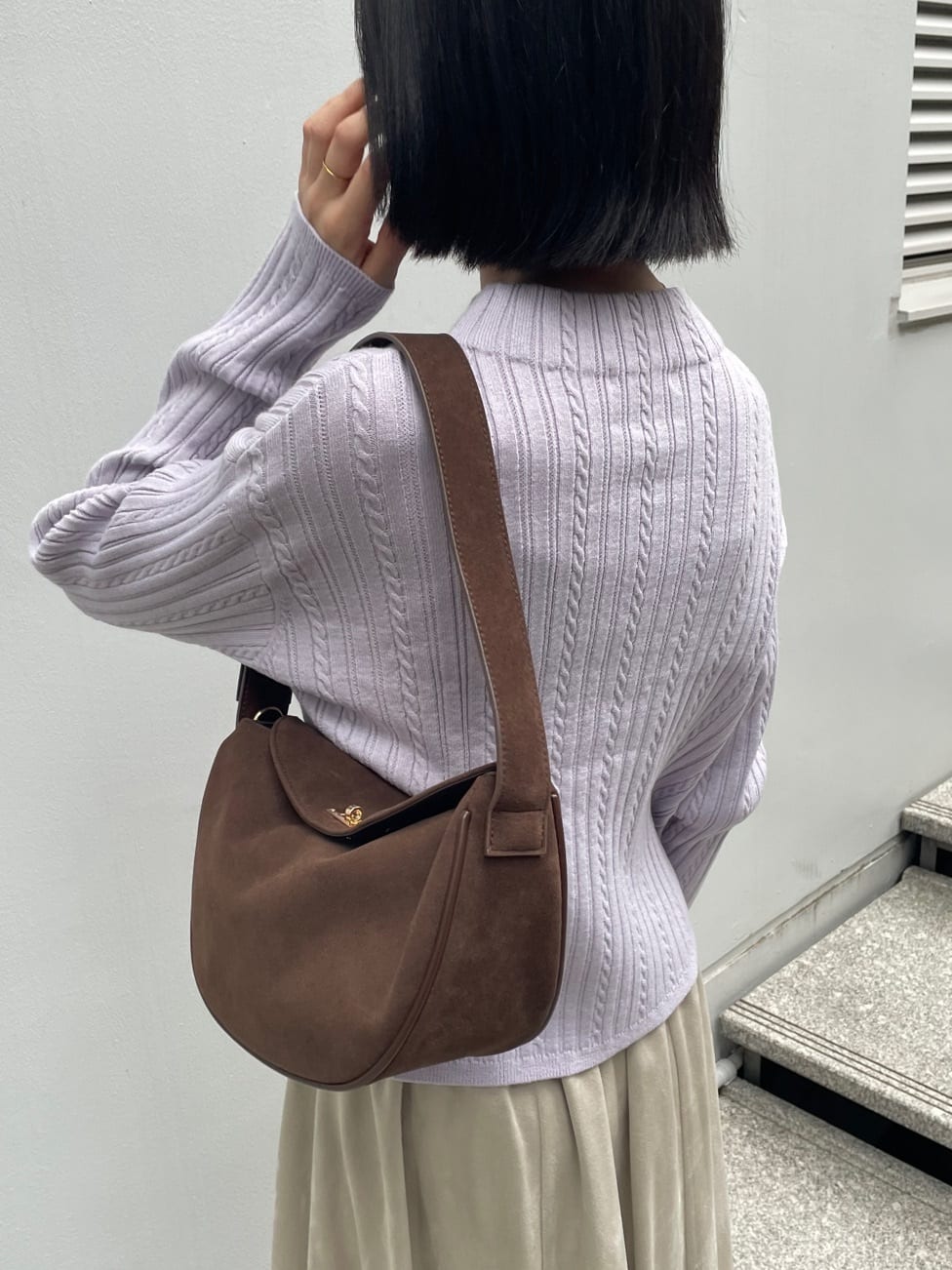 NATSUMIさんの「grove｜【毛玉軽減／洗える】クロップドミニケーブルニット」を使ったコーディネート