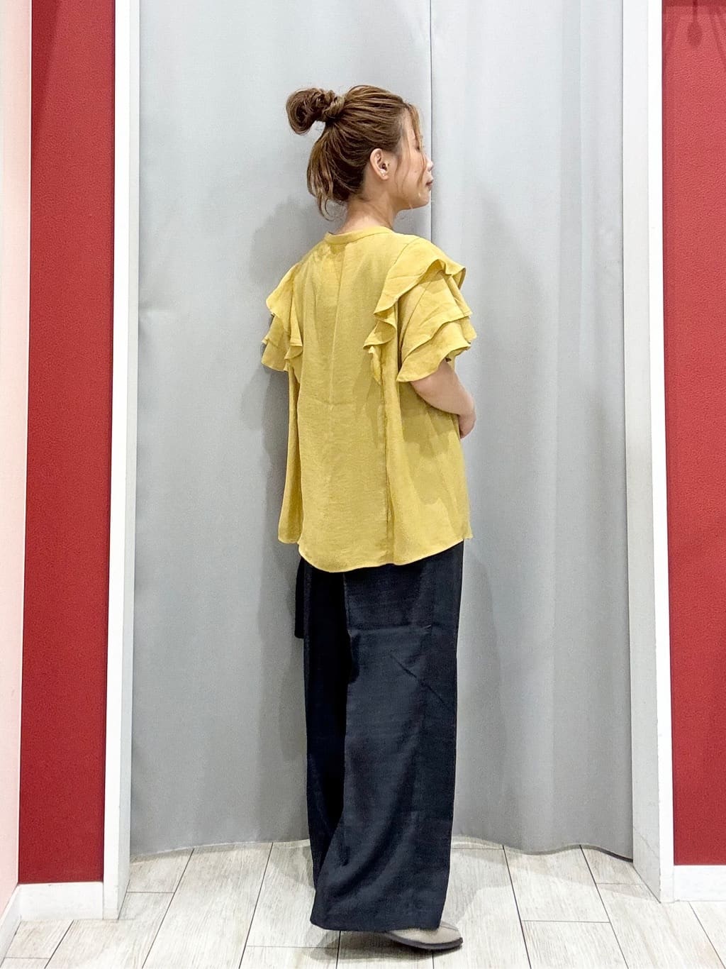 shioさんの「SHOO･LA･RUE｜【無地/ドット柄】お袖フリルが華やぐ きれいめブラウス」を使ったコーディネート