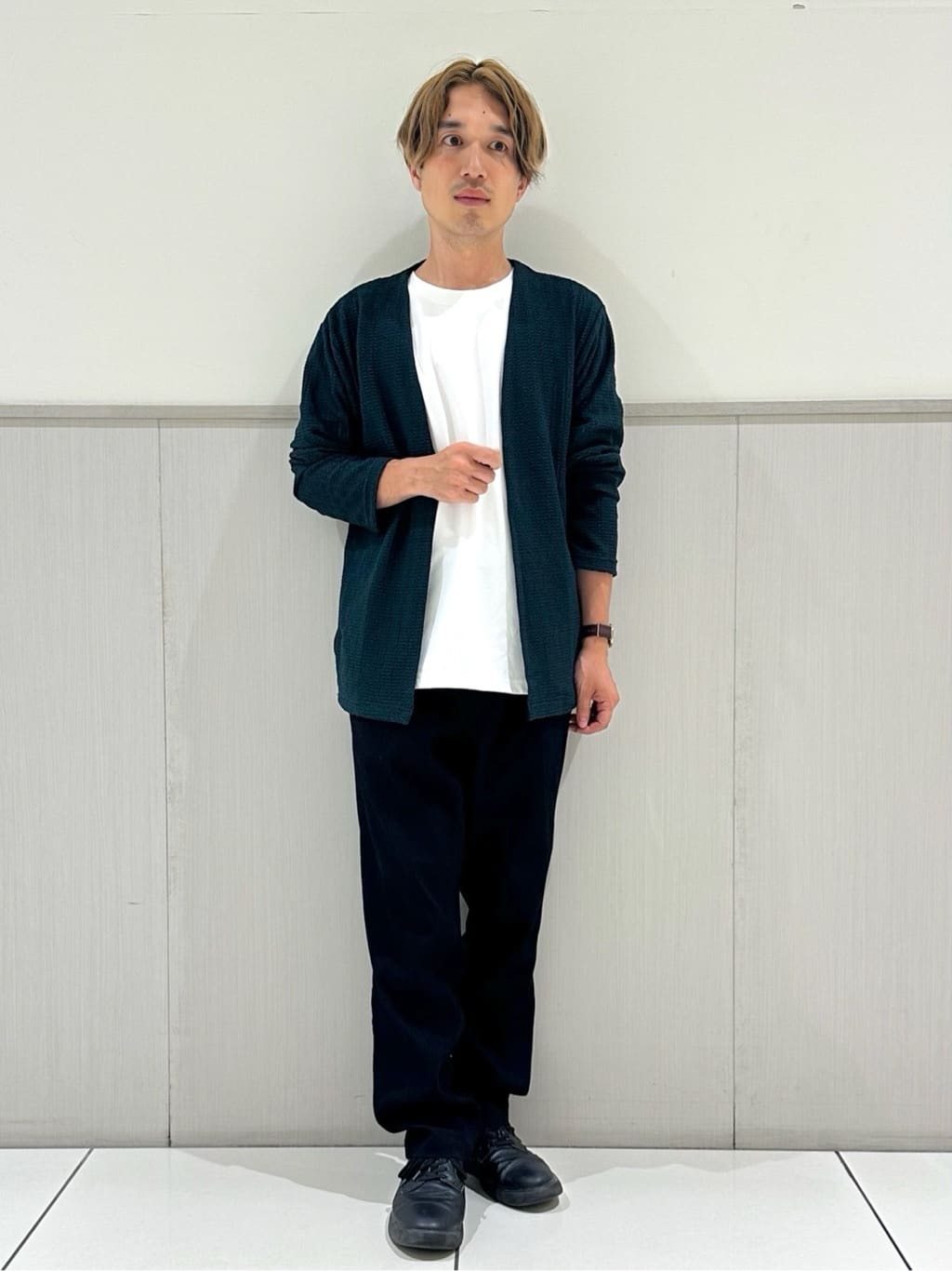 tomoyaさんの「THE SHOP TK｜【セットでお買い得！！】長袖カーディガン＋半袖Tシャツ　洗濯機OK/吸水速乾(Tシャツのみ)」を使ったコーディネート