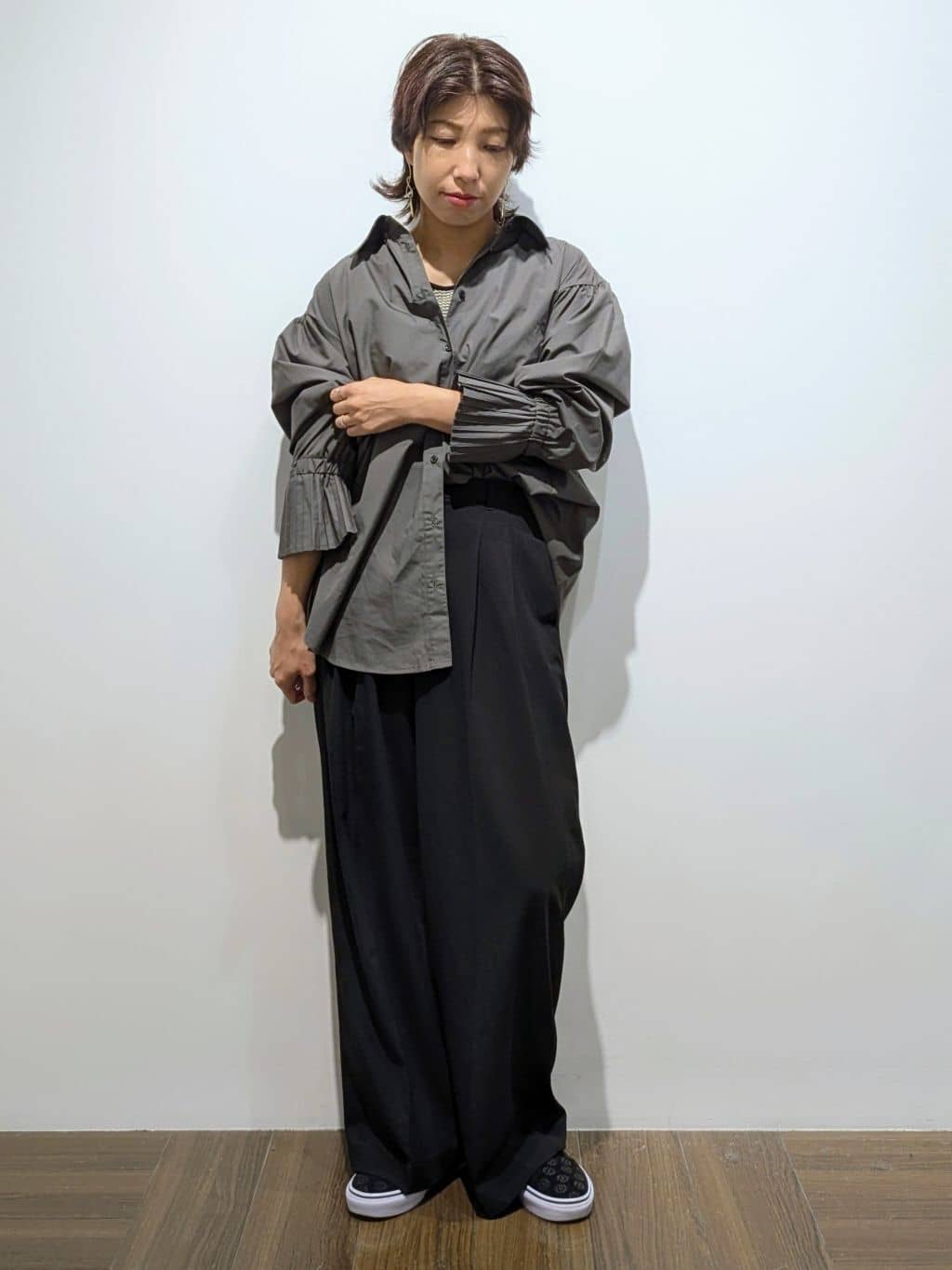 4410さんの「THE SHOP TK｜【きれいめもカジュアルもお任せ】2タックワイドパンツ【セットアップ可】」を使ったコーディネート