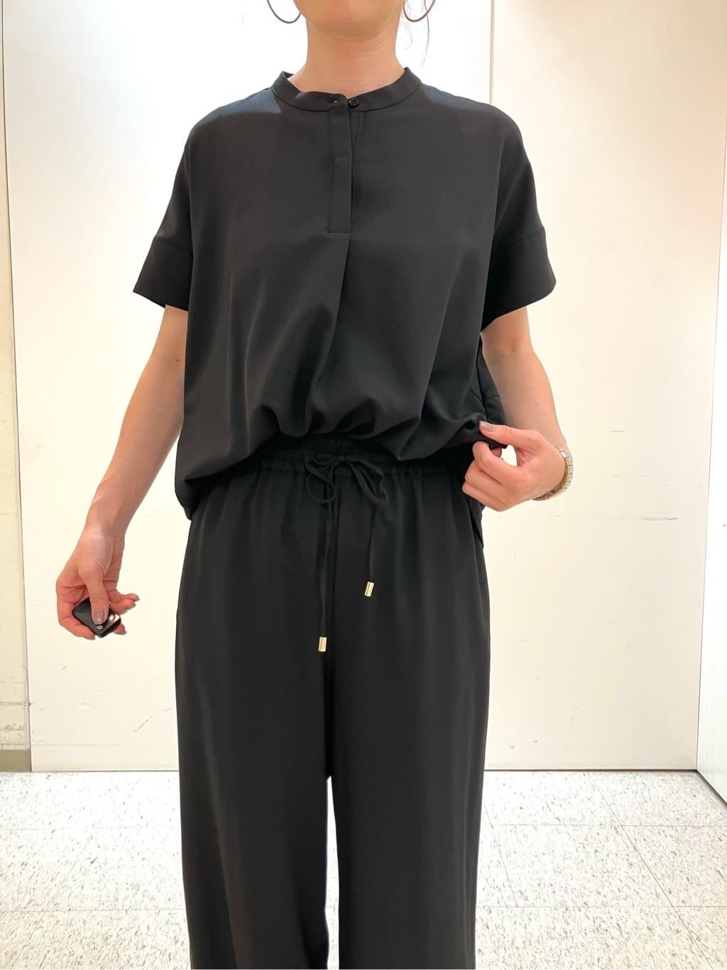 kozuさんの「Reflect｜【E‐QUALITY／ウエスト総ゴム／セットアップ／単品使いOK◎】ブラウス＋ストレートパンツセット」を使ったコーディネート