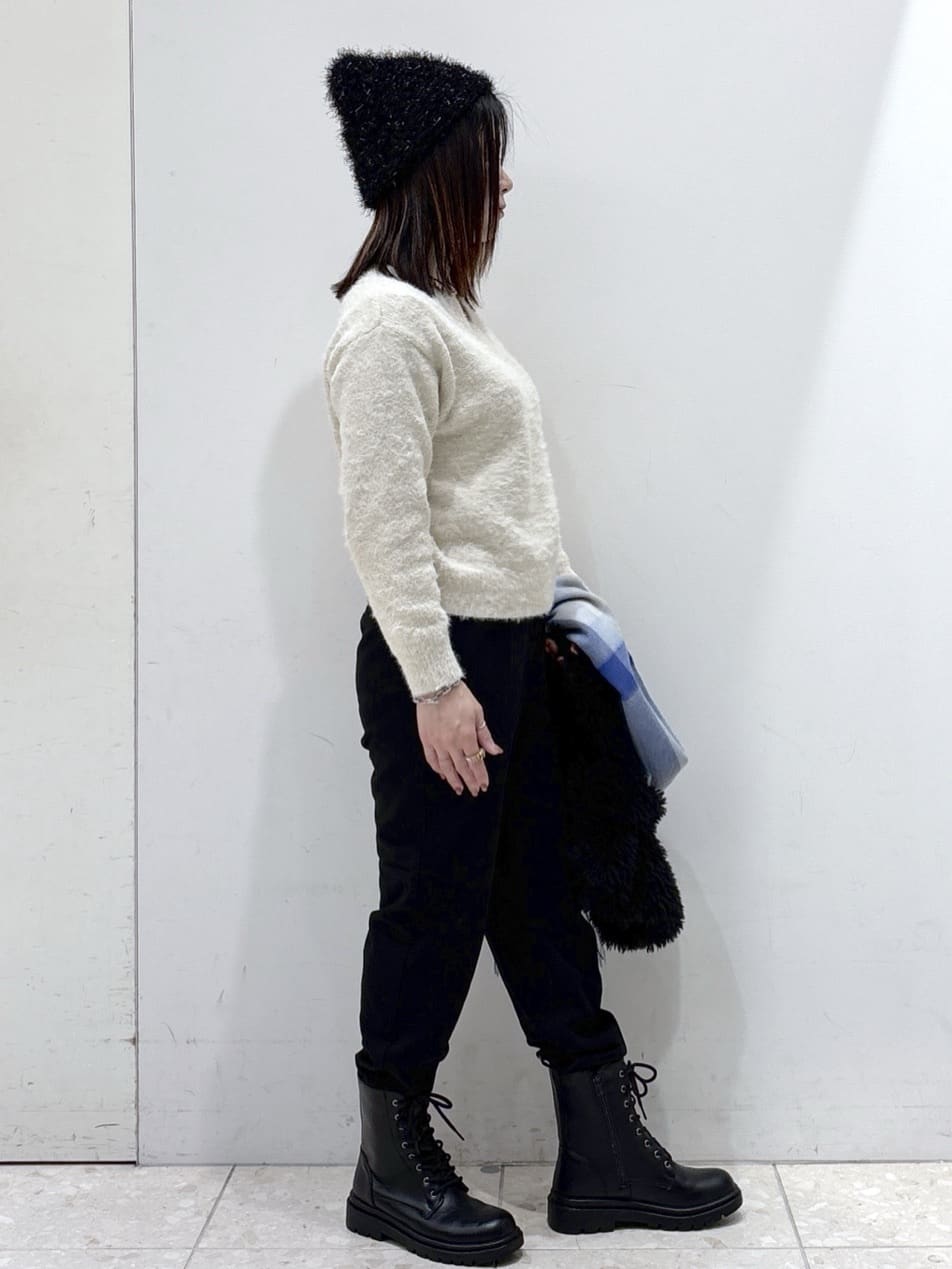 mameさんの「OPAQUE.CLIP｜スパンコールフェザーVネックニット【洗濯機OK】」を使ったコーディネート
