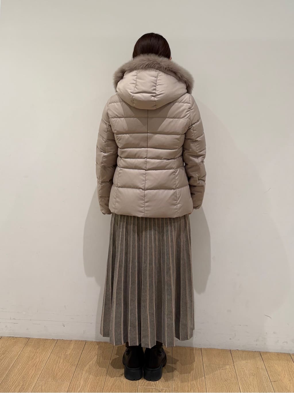 maiさんの「INDIVI｜【名品／撥水／抗菌防臭】ショート丈リサイクルダウンコート」を使ったコーディネート