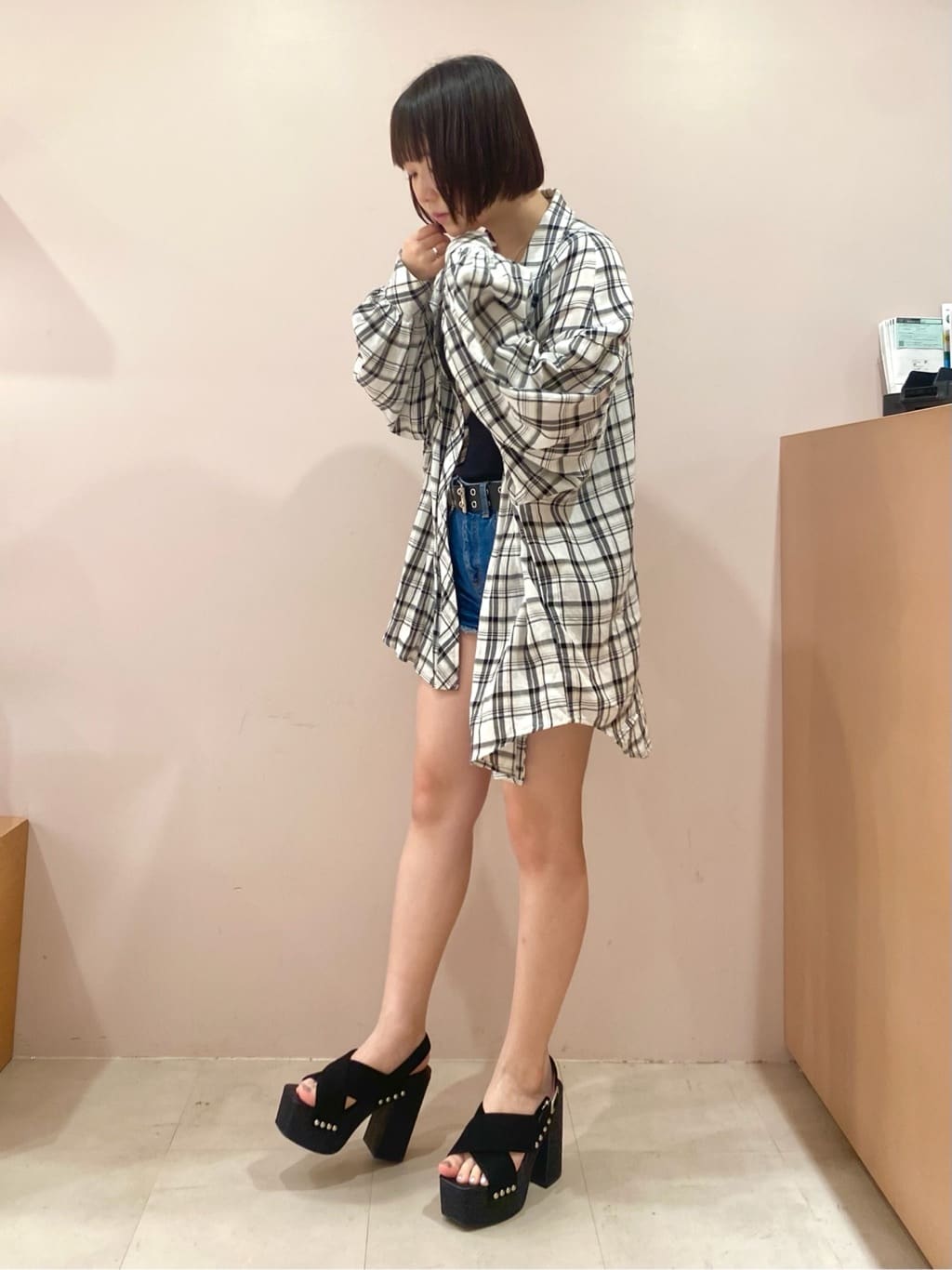 あさんの「ESPERANZA｜【ラク盛り／サンダル】リピーター続出／脚長美脚 クロススタッズサンダル」を使ったコーディネート
