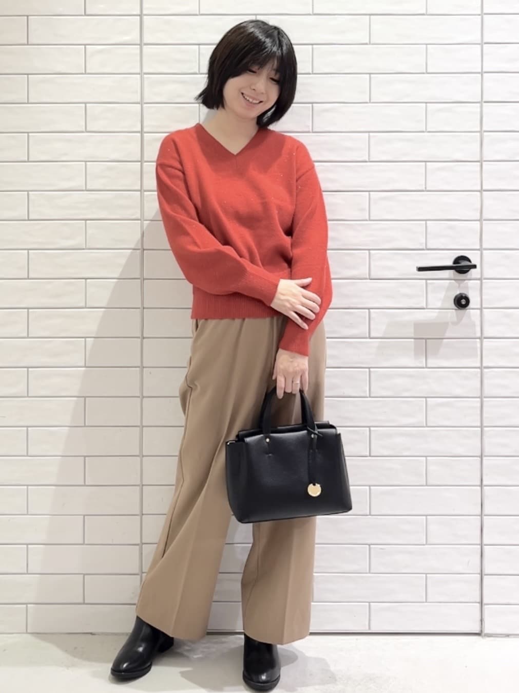 しおりさんの「OPAQUE.CLIP｜Vネックラメニット【洗濯機OK】」を使ったコーディネート